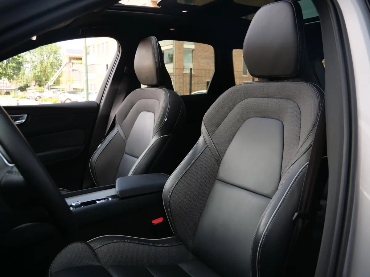 2.0 T6 350 Pk Plug-in hybrid AWD Plus Dark Pano-dak / Adaptive Cruise / 360 Camera / Winterpakket