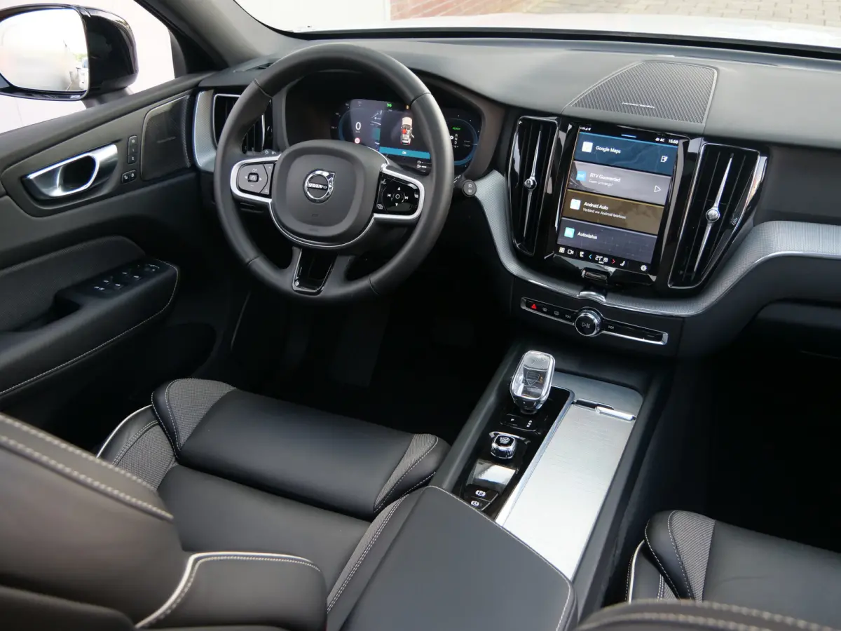 2.0 T6 350 Pk Plug-in hybrid AWD Plus Dark Pano-dak / Adaptive Cruise / 360 Camera / Winterpakket