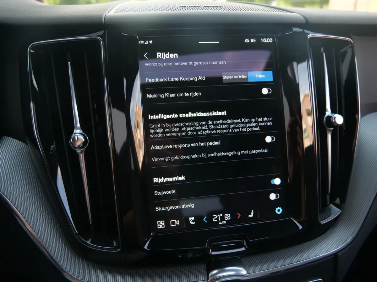 2.0 T6 350 Pk Plug-in hybrid AWD Plus Dark Pano-dak / Adaptive Cruise / 360 Camera / Winterpakket