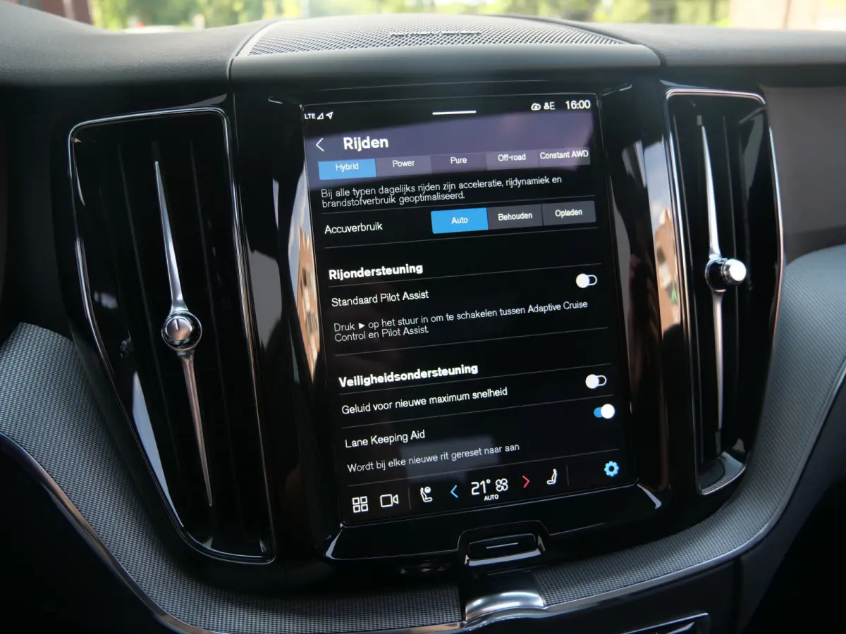 2.0 T6 350 Pk Plug-in hybrid AWD Plus Dark Pano-dak / Adaptive Cruise / 360 Camera / Winterpakket