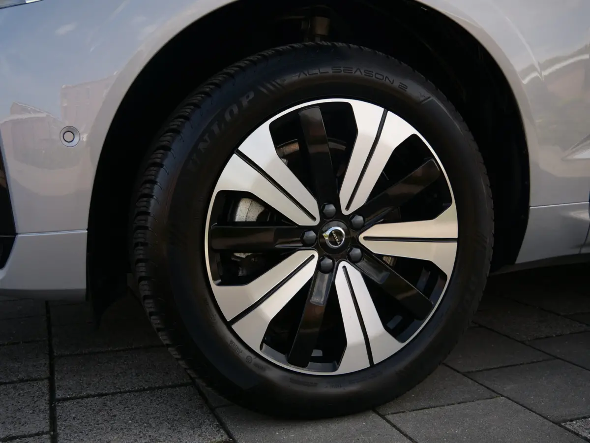 2.0 T6 350 Pk Plug-in hybrid AWD Plus Dark Pano-dak / Adaptive Cruise / 360 Camera / Winterpakket