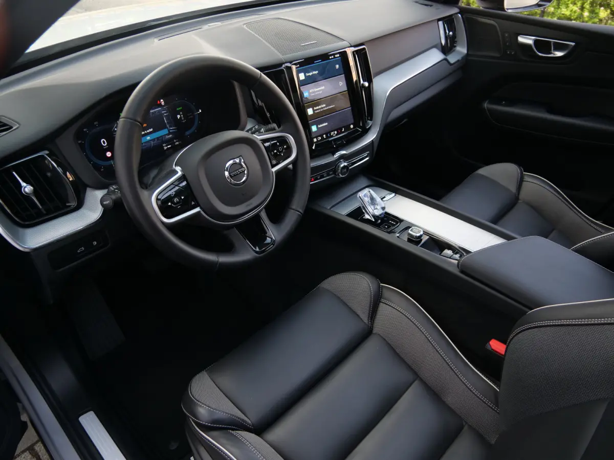 2.0 T6 350 Pk Plug-in hybrid AWD Plus Dark Pano-dak / Adaptive Cruise / 360 Camera / Winterpakket