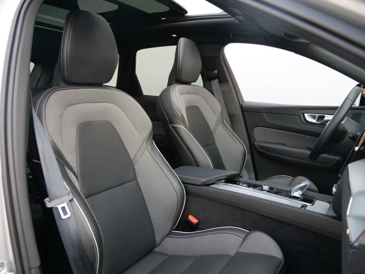 2.0 T6 350 Pk Plug-in hybrid AWD Plus Dark Pano-dak / Adaptive Cruise / 360 Camera / Winterpakket