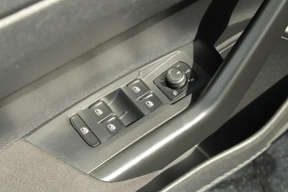 1.0 TSI 95pk Life Business | Navigatie | Allseason | 35% Getint Glas Achter | Apple CarPlay & Android Auto