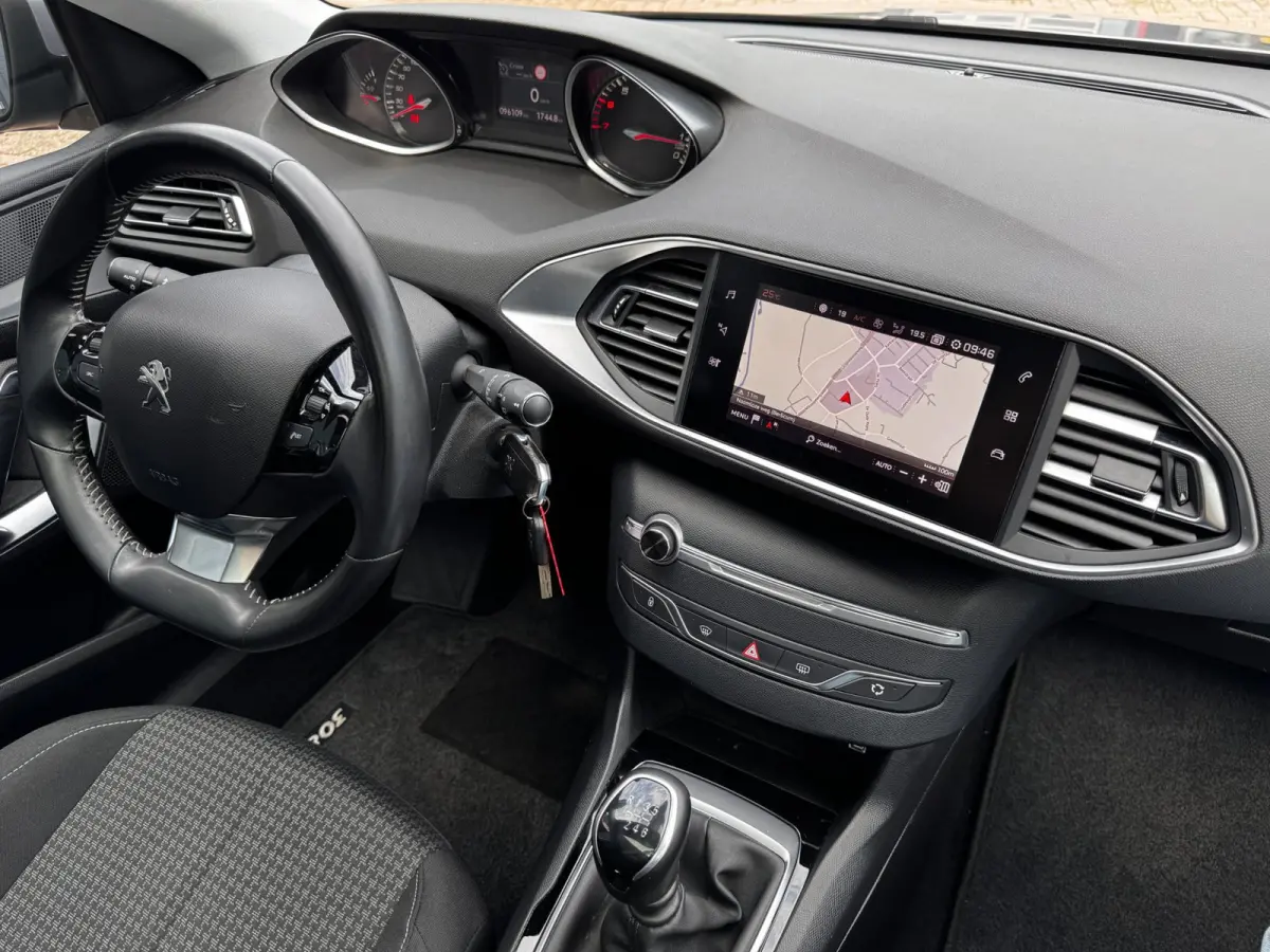1.2 PureTech Blue Lease Executive | Trekhaak | Panoramadak | Distributieriem vervangen | NL-auto