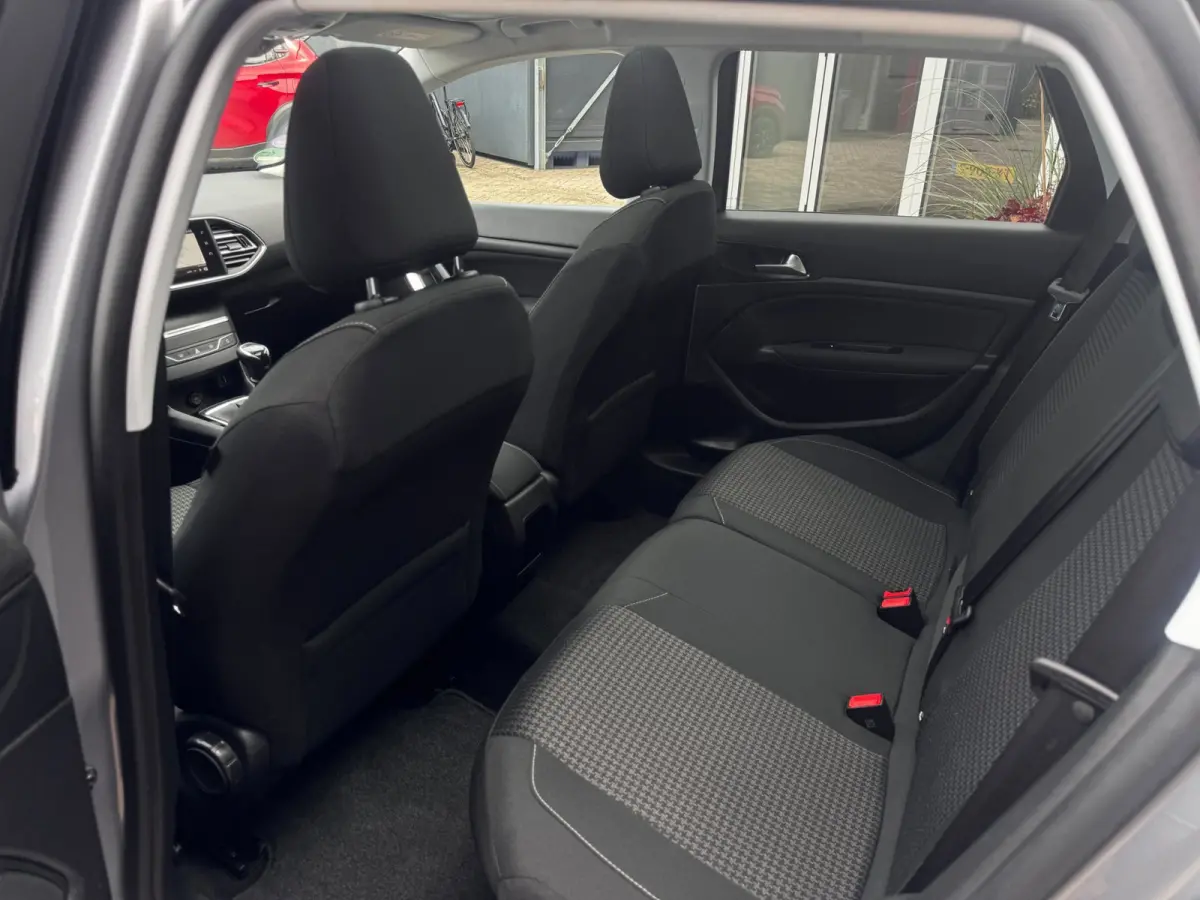 1.2 PureTech Blue Lease Executive | Trekhaak | Panoramadak | Distributieriem vervangen | NL-auto