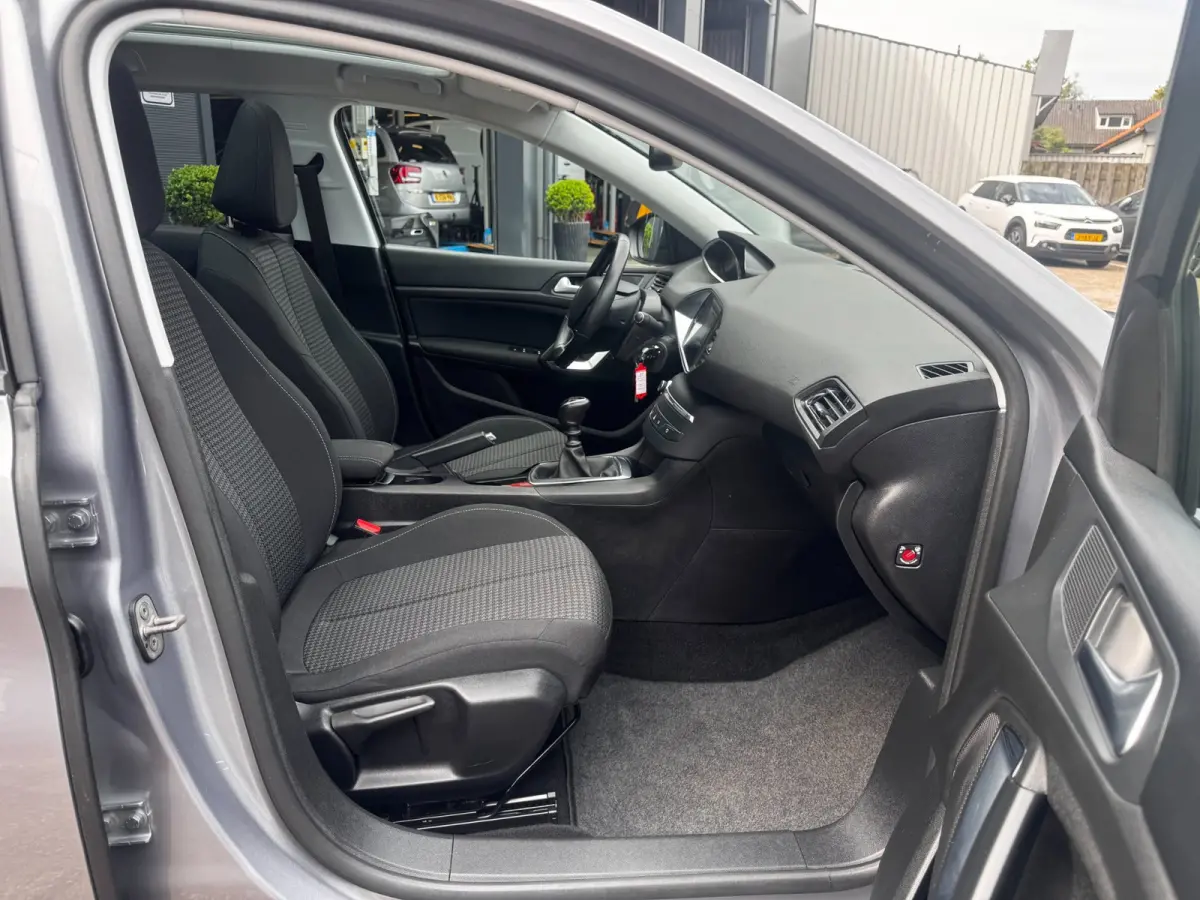 1.2 PureTech Blue Lease Executive | Trekhaak | Panoramadak | Distributieriem vervangen | NL-auto