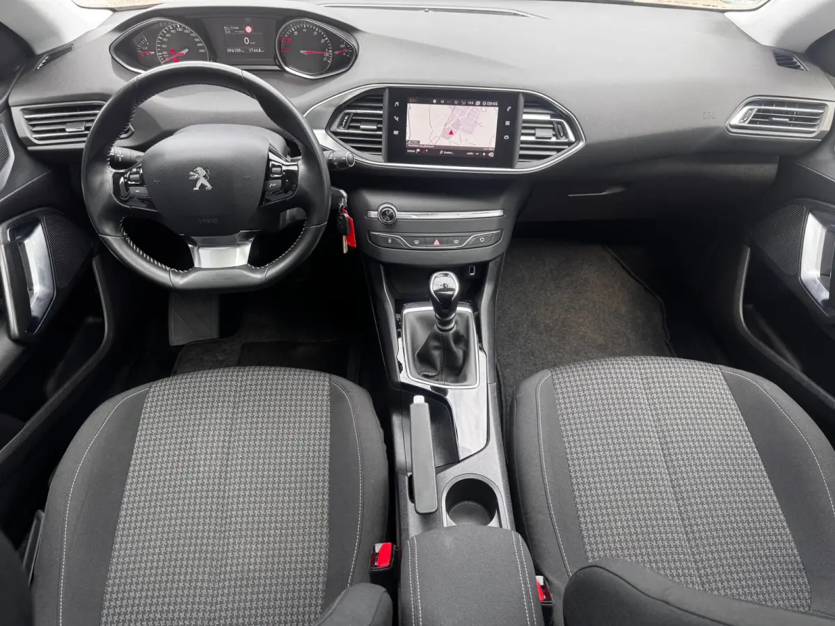 1.2 PureTech Blue Lease Executive | Trekhaak | Panoramadak | Distributieriem vervangen | NL-auto