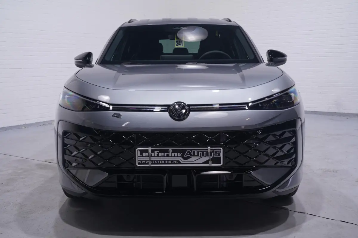 1.5 eTsi R-Line First Edition IQ.light Apple Carplay Black style Stoel-/stuur verwarming 19 Inch Camera R-Line interieur