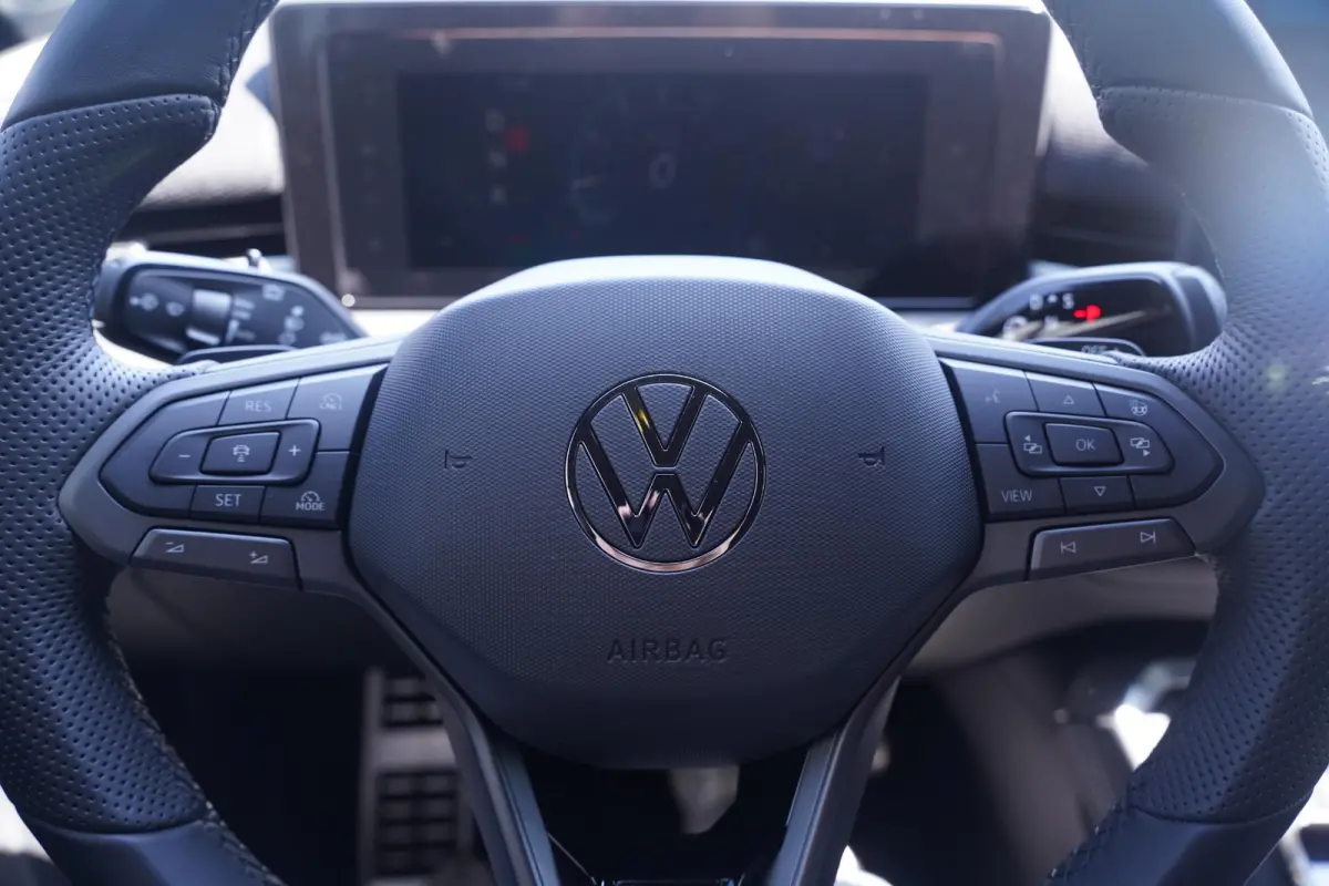 1.5 eTsi R-Line First Edition IQ.light Apple Carplay Black style Stoel-/stuur verwarming 19 Inch Camera R-Line interieur
