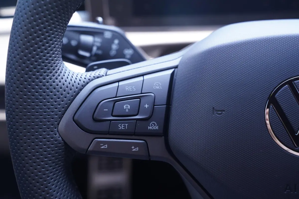 1.5 eTsi R-Line First Edition IQ.light Apple Carplay Black style Stoel-/stuur verwarming 19 Inch Camera R-Line interieur