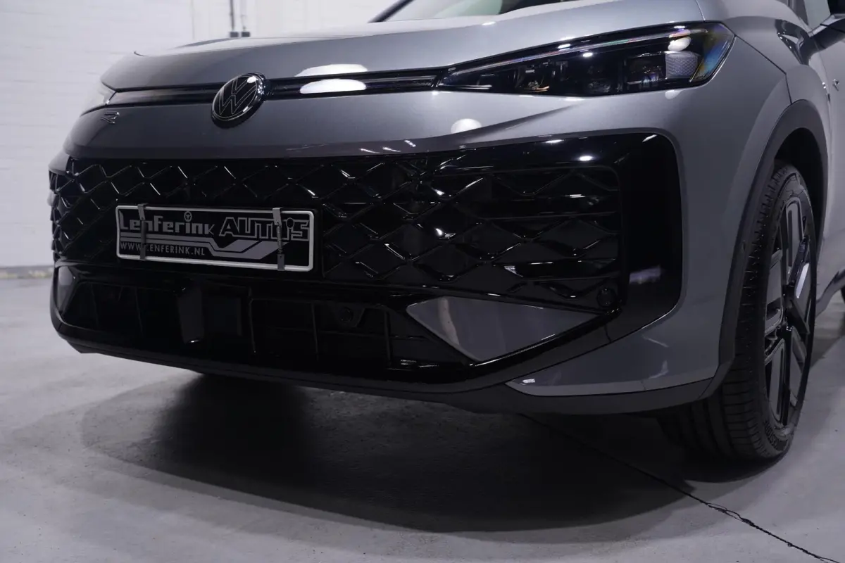 1.5 eTsi R-Line First Edition IQ.light Apple Carplay Black style Stoel-/stuur verwarming 19 Inch Camera R-Line interieur