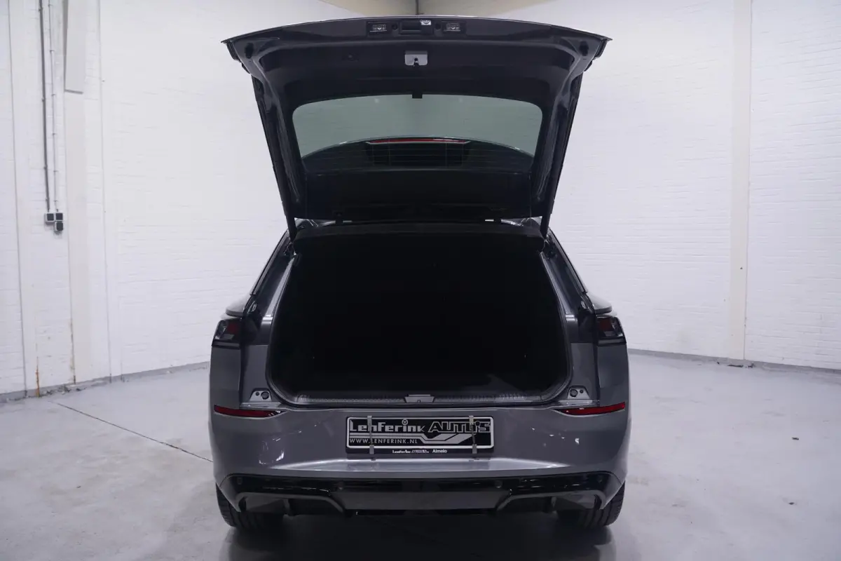 1.5 eTsi R-Line First Edition IQ.light Apple Carplay Black style Stoel-/stuur verwarming 19 Inch Camera R-Line interieur