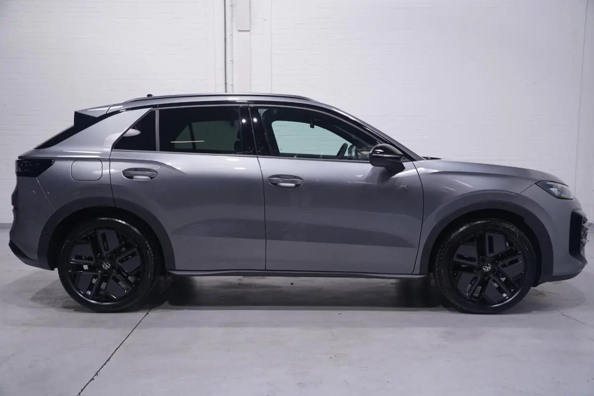 1.5 eTsi R-Line First Edition IQ.light Apple Carplay Black style Stoel-/stuur verwarming 19 Inch Camera R-Line interieur