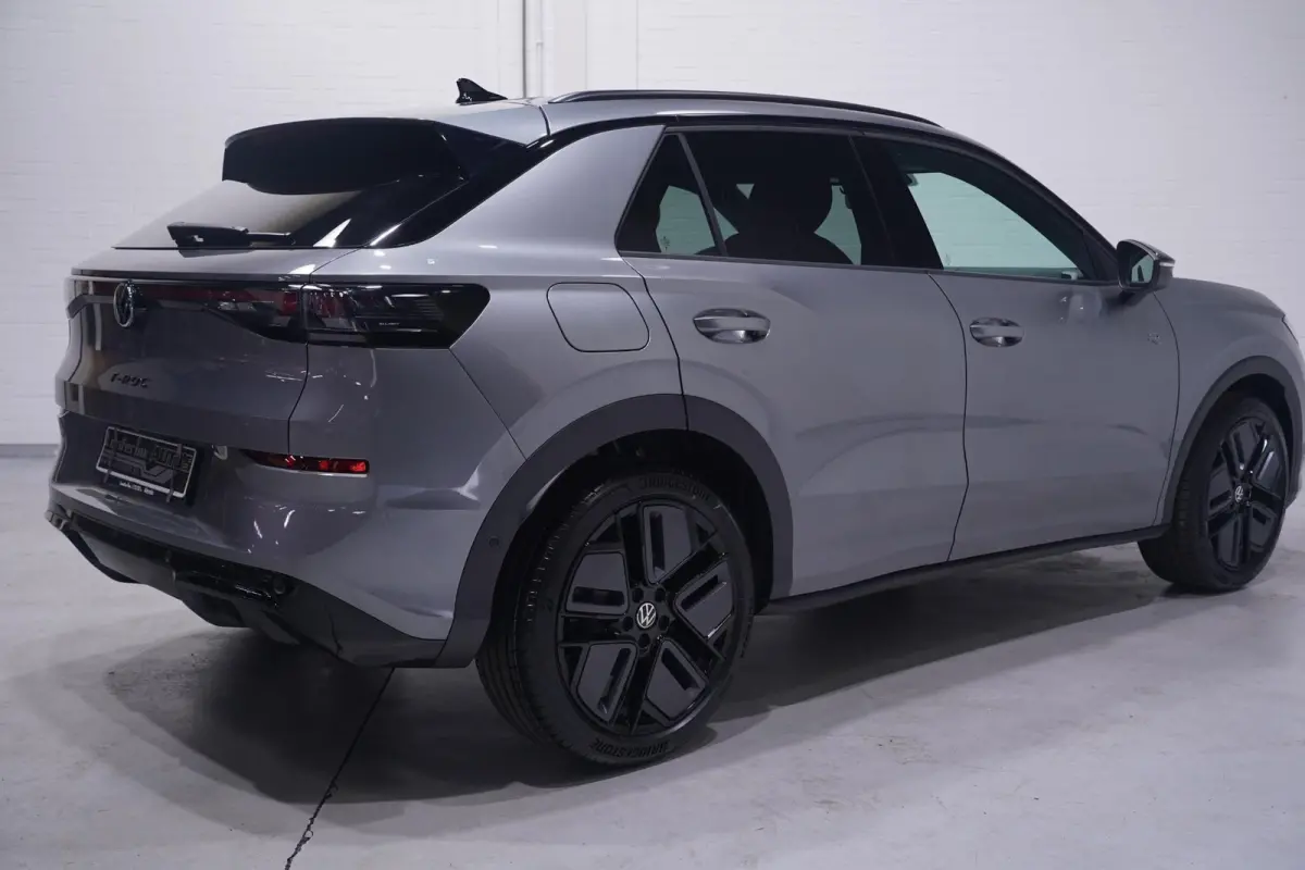 1.5 eTsi R-Line First Edition IQ.light Apple Carplay Black style Stoel-/stuur verwarming 19 Inch Camera R-Line interieur