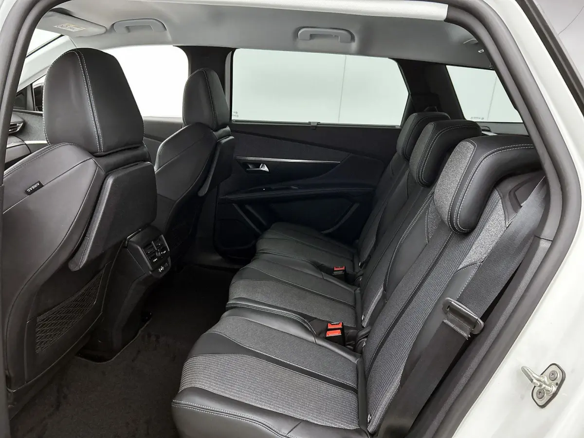 1.2 130pk Blue Lease Allure Automaat | Trekhaak | Elektrische Klep | Navigatie | Climate Control | Cruise Control | LED | 19"LMV | Dodehoekdetectie | Keyless Entry/Start |