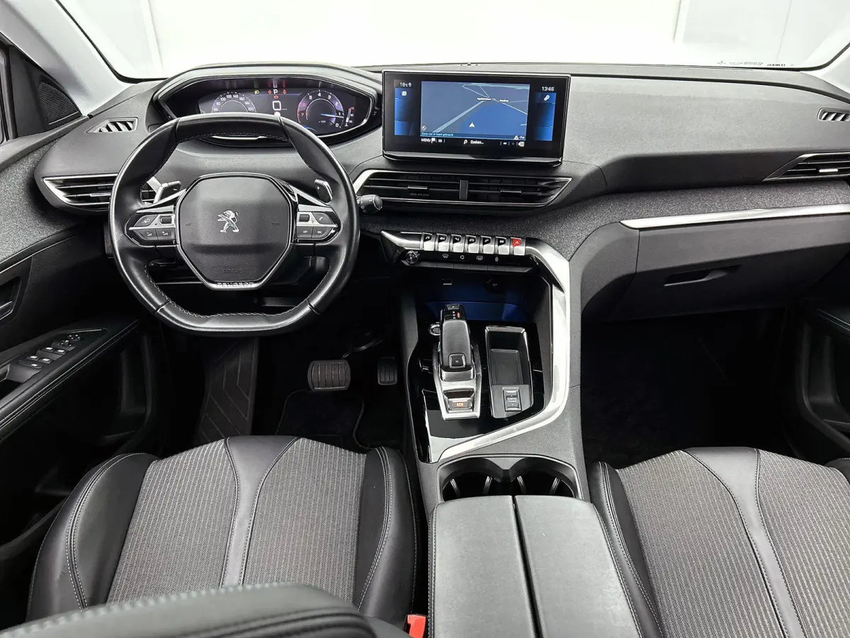 1.2 130pk Blue Lease Allure Automaat | Trekhaak | Elektrische Klep | Navigatie | Climate Control | Cruise Control | LED | 19"LMV | Dodehoekdetectie | Keyless Entry/Start |