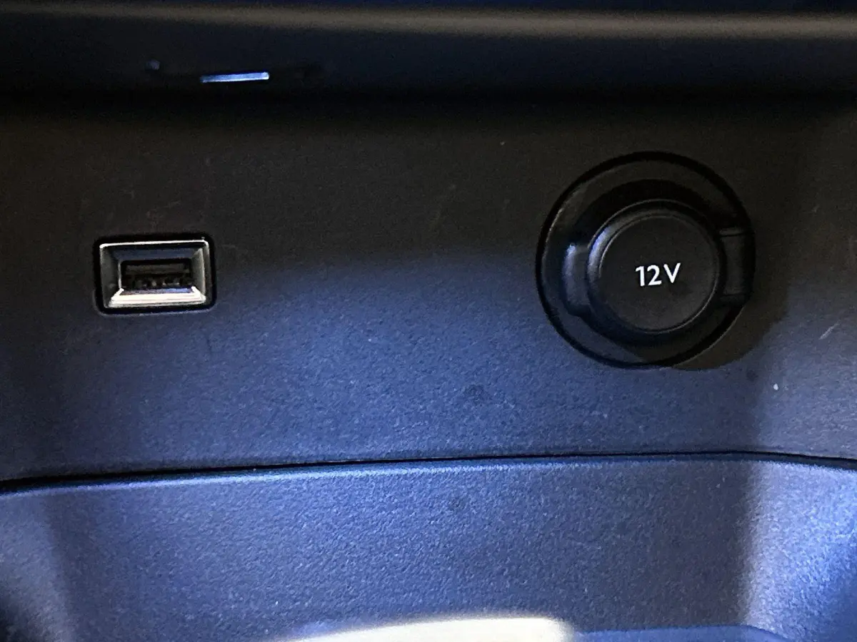 1.2 130pk Blue Lease Allure Automaat | Trekhaak | Elektrische Klep | Navigatie | Climate Control | Cruise Control | LED | 19"LMV | Dodehoekdetectie | Keyless Entry/Start |