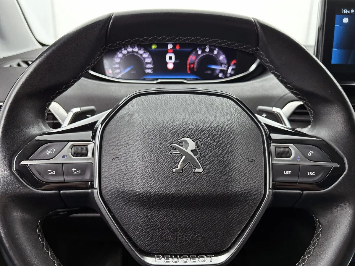 1.2 130pk Blue Lease Allure Automaat | Trekhaak | Elektrische Klep | Navigatie | Climate Control | Cruise Control | LED | 19"LMV | Dodehoekdetectie | Keyless Entry/Start |