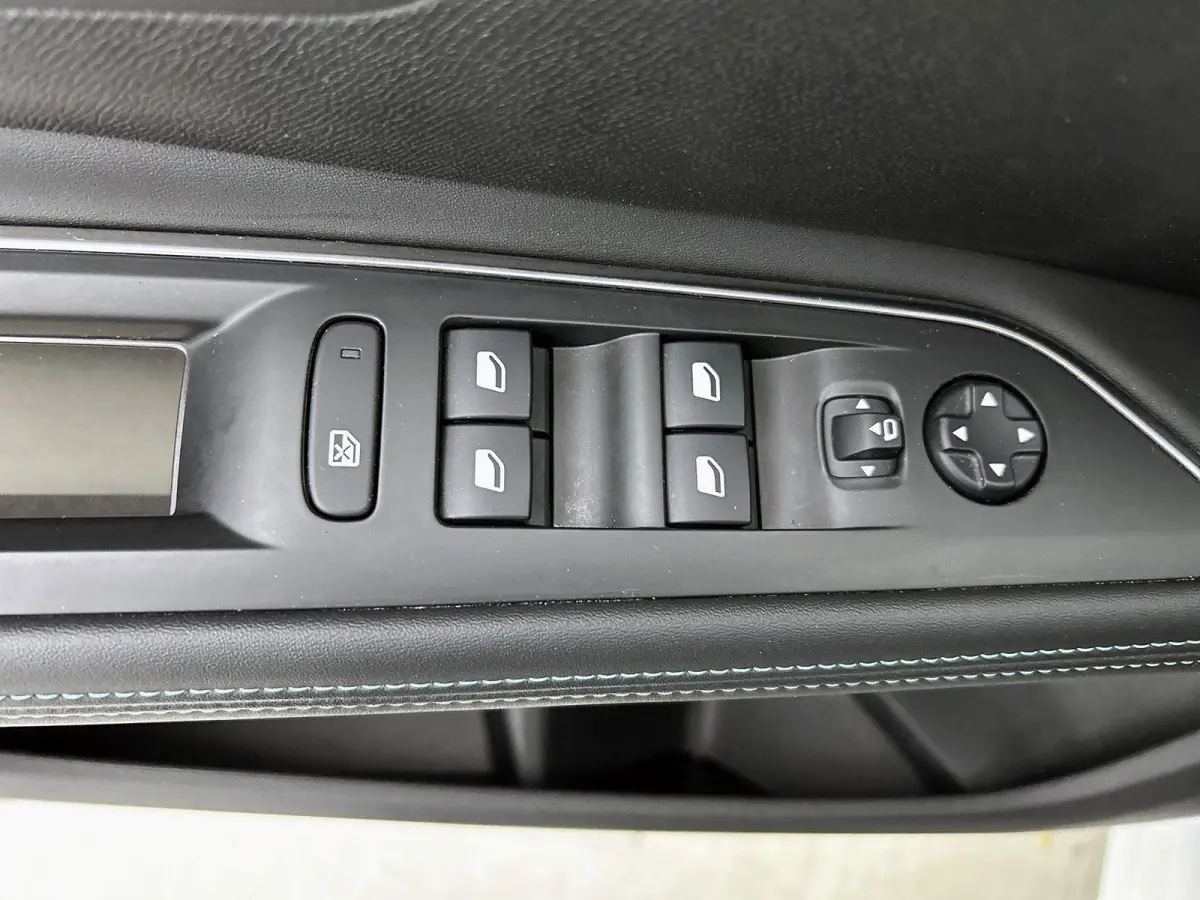 1.2 130pk Blue Lease Allure Automaat | Trekhaak | Elektrische Klep | Navigatie | Climate Control | Cruise Control | LED | 19"LMV | Dodehoekdetectie | Keyless Entry/Start |