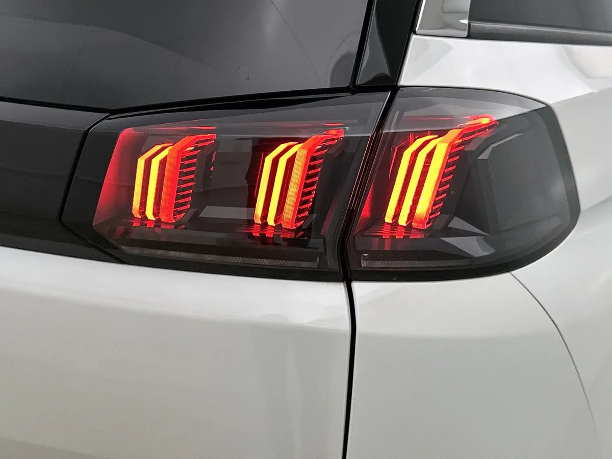 1.2 130pk Blue Lease Allure Automaat | Trekhaak | Elektrische Klep | Navigatie | Climate Control | Cruise Control | LED | 19"LMV | Dodehoekdetectie | Keyless Entry/Start |