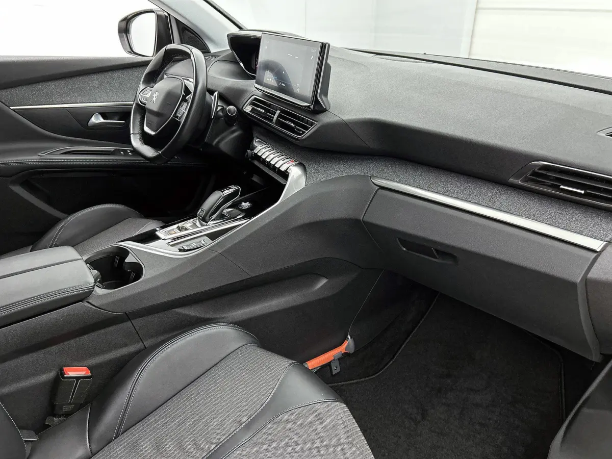 1.2 130pk Blue Lease Allure Automaat | Trekhaak | Elektrische Klep | Navigatie | Climate Control | Cruise Control | LED | 19"LMV | Dodehoekdetectie | Keyless Entry/Start |