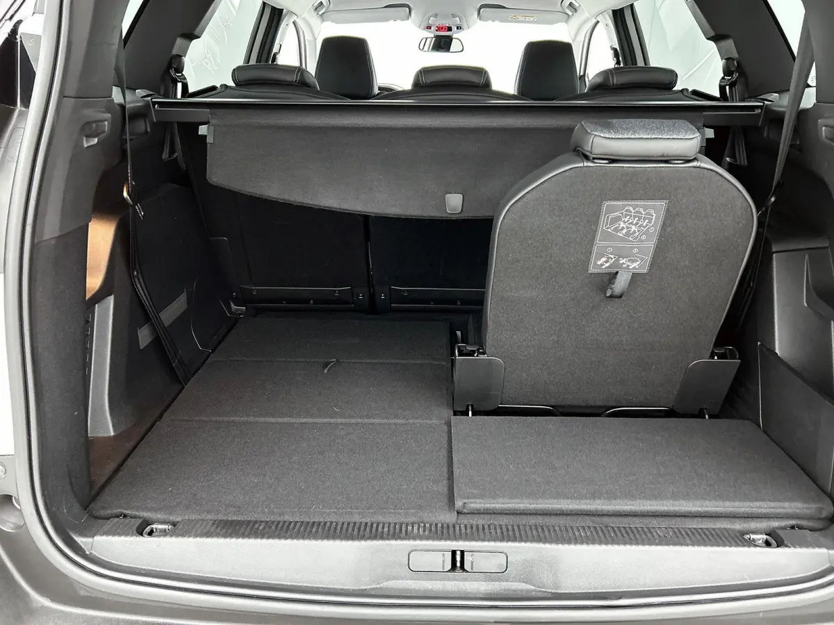 1.2 130pk Blue Lease Allure Automaat | Trekhaak | Elektrische Klep | Navigatie | Climate Control | Cruise Control | LED | 19"LMV | Dodehoekdetectie | Keyless Entry/Start |