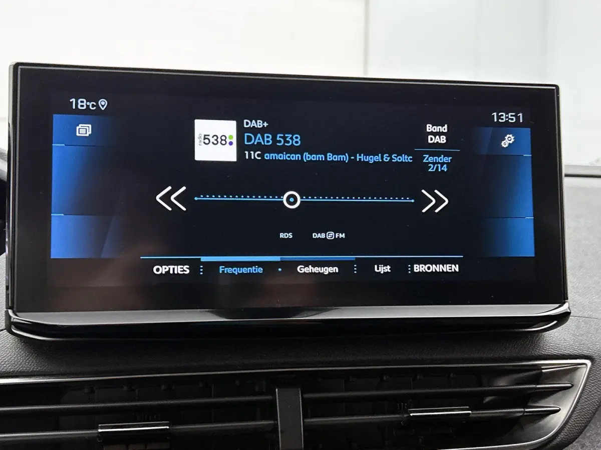 1.2 130pk Blue Lease Allure Automaat | Trekhaak | Elektrische Klep | Navigatie | Climate Control | Cruise Control | LED | 19"LMV | Dodehoekdetectie | Keyless Entry/Start |