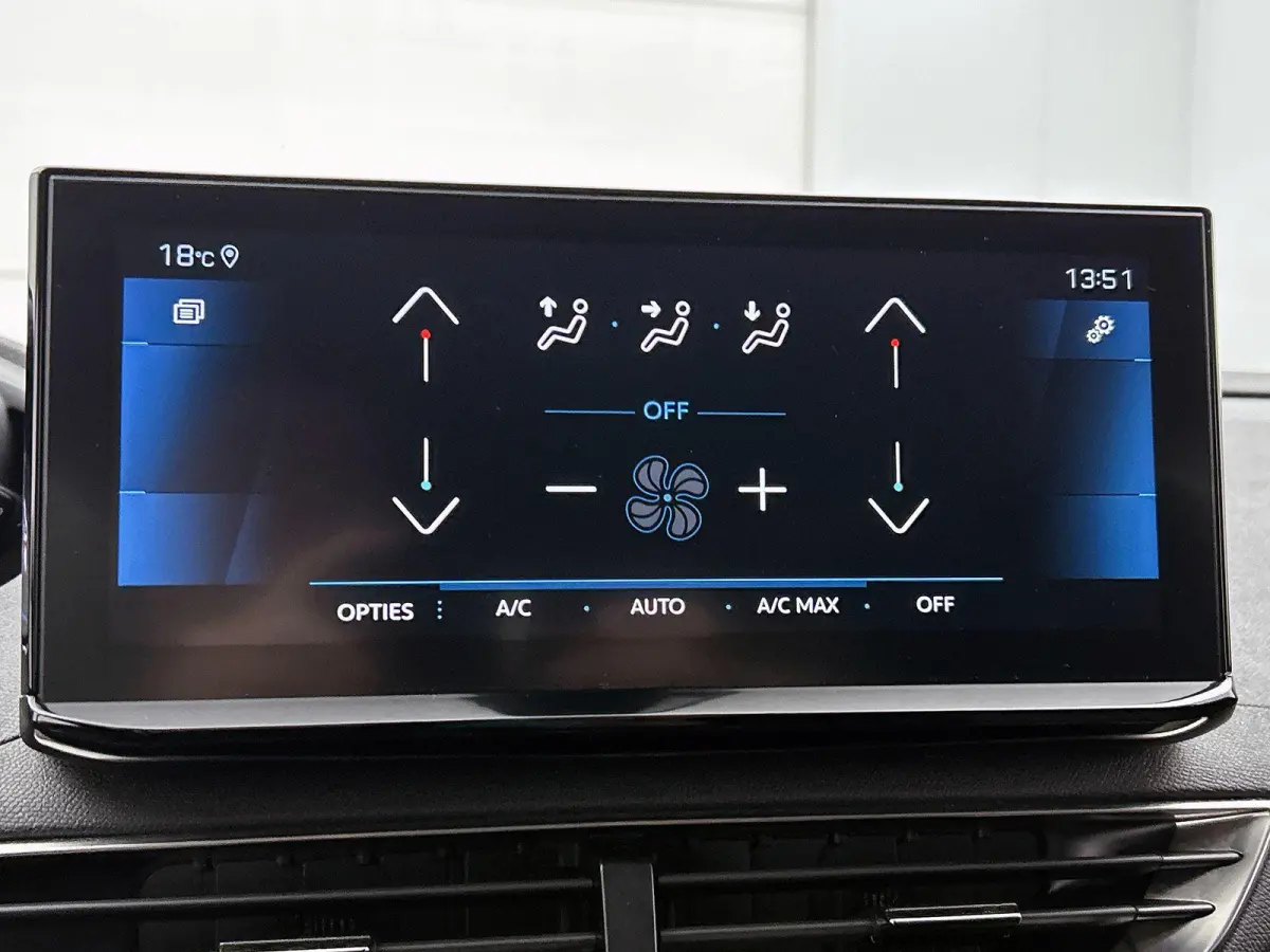 1.2 130pk Blue Lease Allure Automaat | Trekhaak | Elektrische Klep | Navigatie | Climate Control | Cruise Control | LED | 19"LMV | Dodehoekdetectie | Keyless Entry/Start |