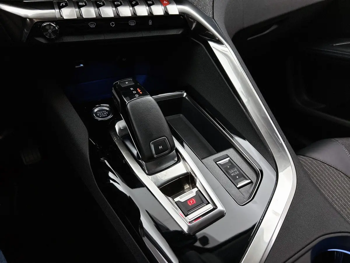 1.2 130pk Blue Lease Allure Automaat | Trekhaak | Elektrische Klep | Navigatie | Climate Control | Cruise Control | LED | 19"LMV | Dodehoekdetectie | Keyless Entry/Start |