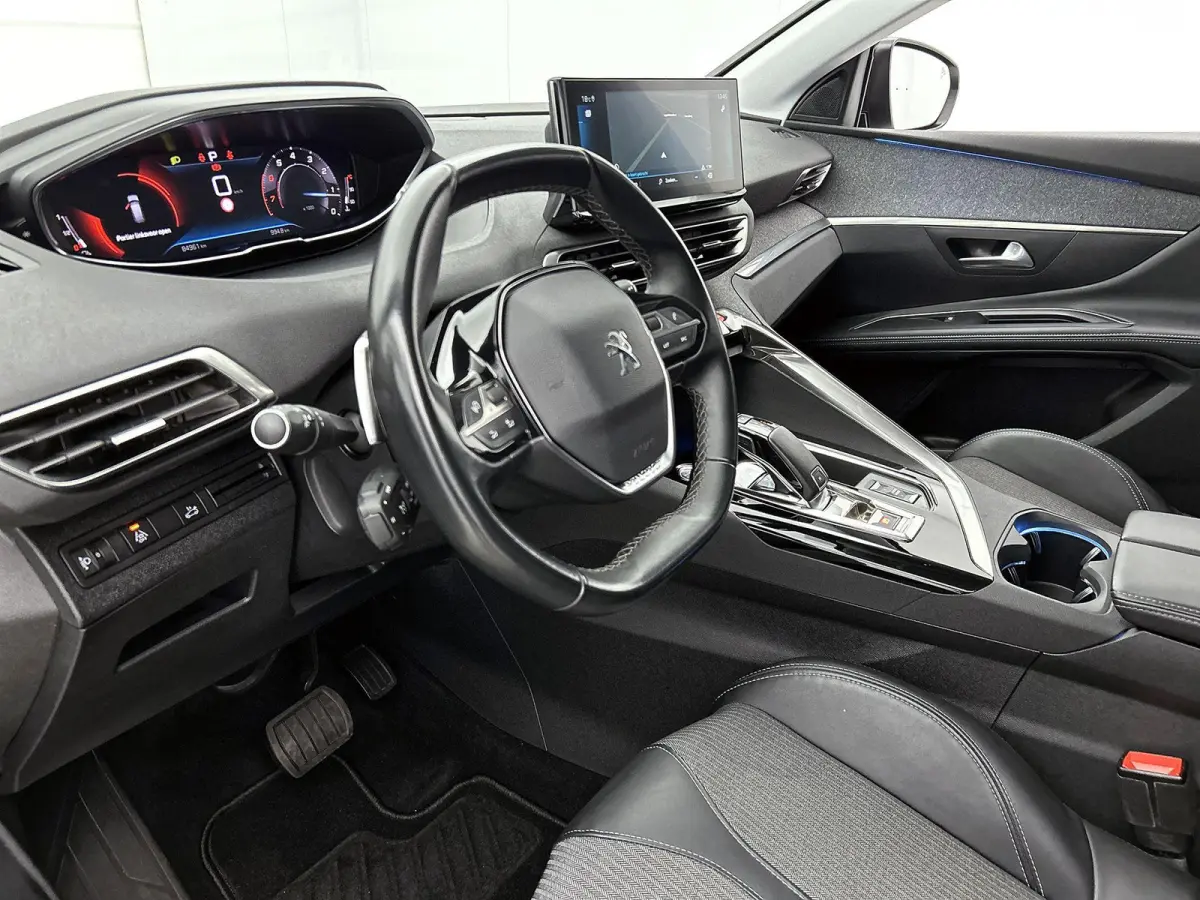1.2 130pk Blue Lease Allure Automaat | Trekhaak | Elektrische Klep | Navigatie | Climate Control | Cruise Control | LED | 19"LMV | Dodehoekdetectie | Keyless Entry/Start |
