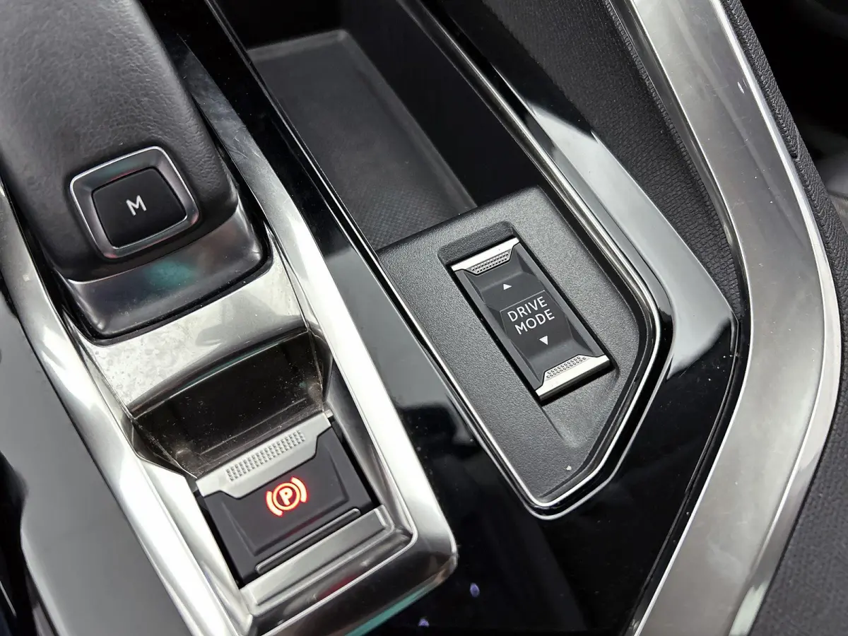 1.2 130pk Blue Lease Allure Automaat | Trekhaak | Elektrische Klep | Navigatie | Climate Control | Cruise Control | LED | 19"LMV | Dodehoekdetectie | Keyless Entry/Start |