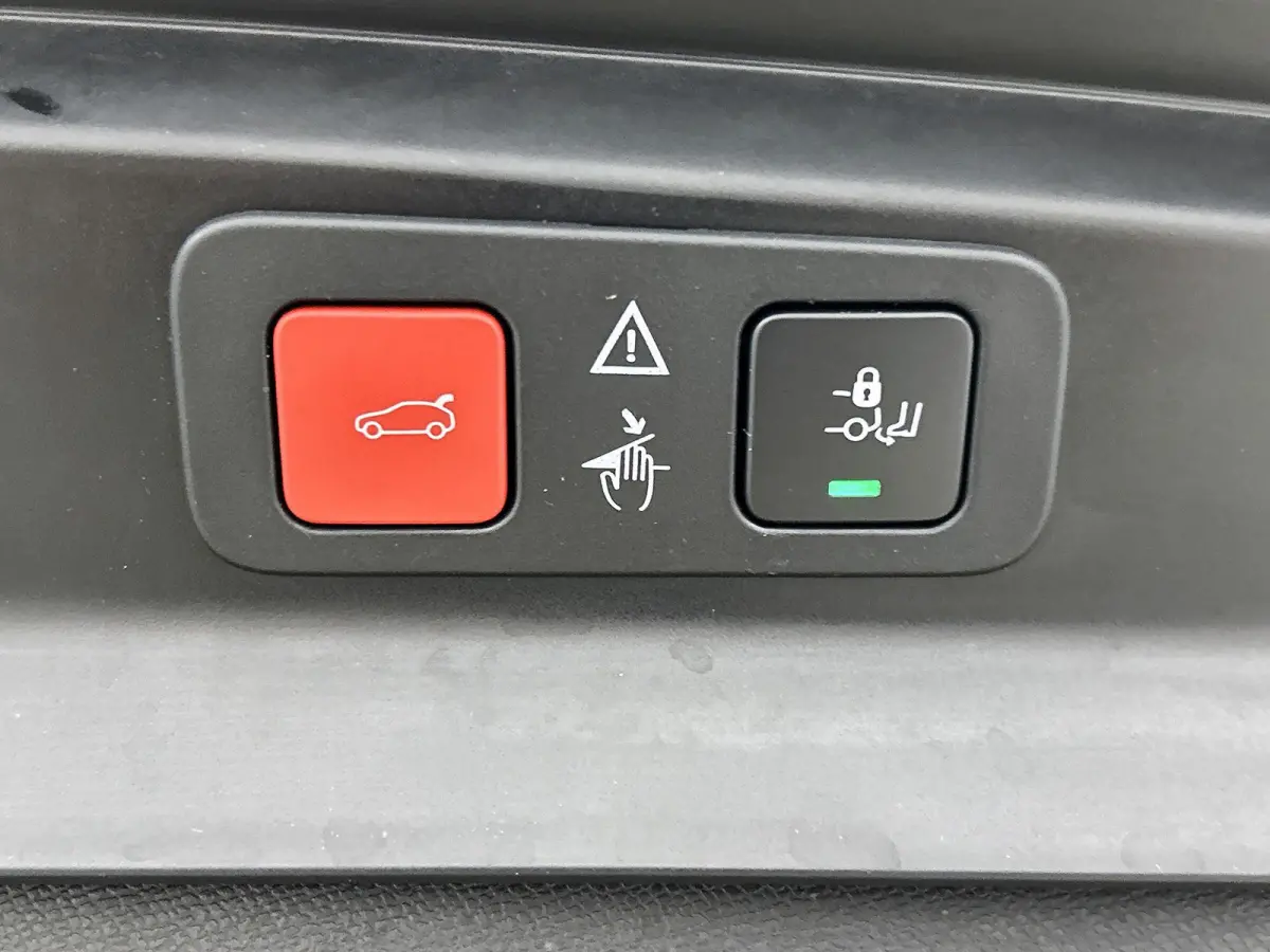 1.2 130pk Blue Lease Allure Automaat | Trekhaak | Elektrische Klep | Navigatie | Climate Control | Cruise Control | LED | 19"LMV | Dodehoekdetectie | Keyless Entry/Start |
