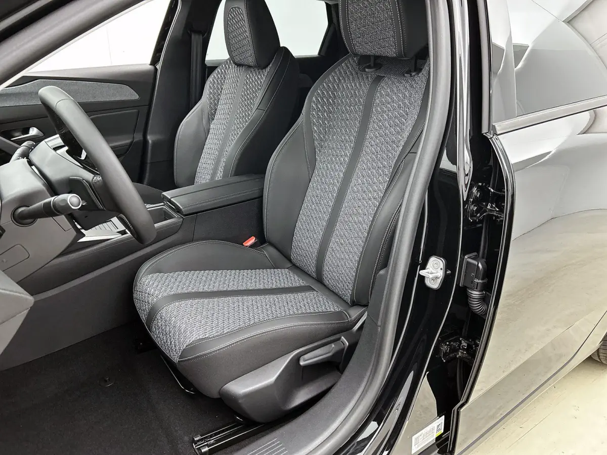 1.6 Plug-in Hybrid 195pk Allure Automaat | 360 Vision & Drive Pack | Connected Navigation Pack | Adaptieve Cruise Control | 17"LMV |