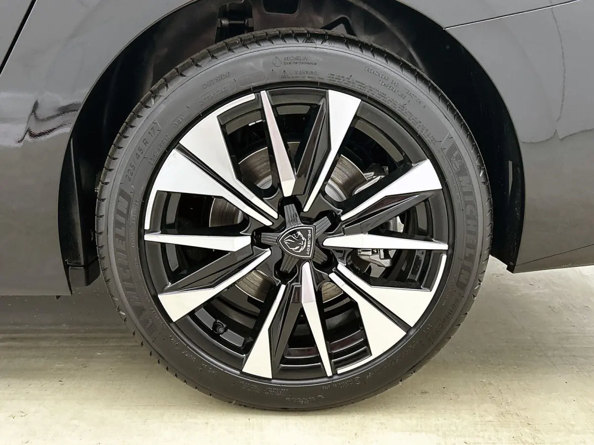 1.6 Plug-in Hybrid 195pk Allure Automaat | 360 Vision & Drive Pack | Connected Navigation Pack | Adaptieve Cruise Control | 17"LMV |