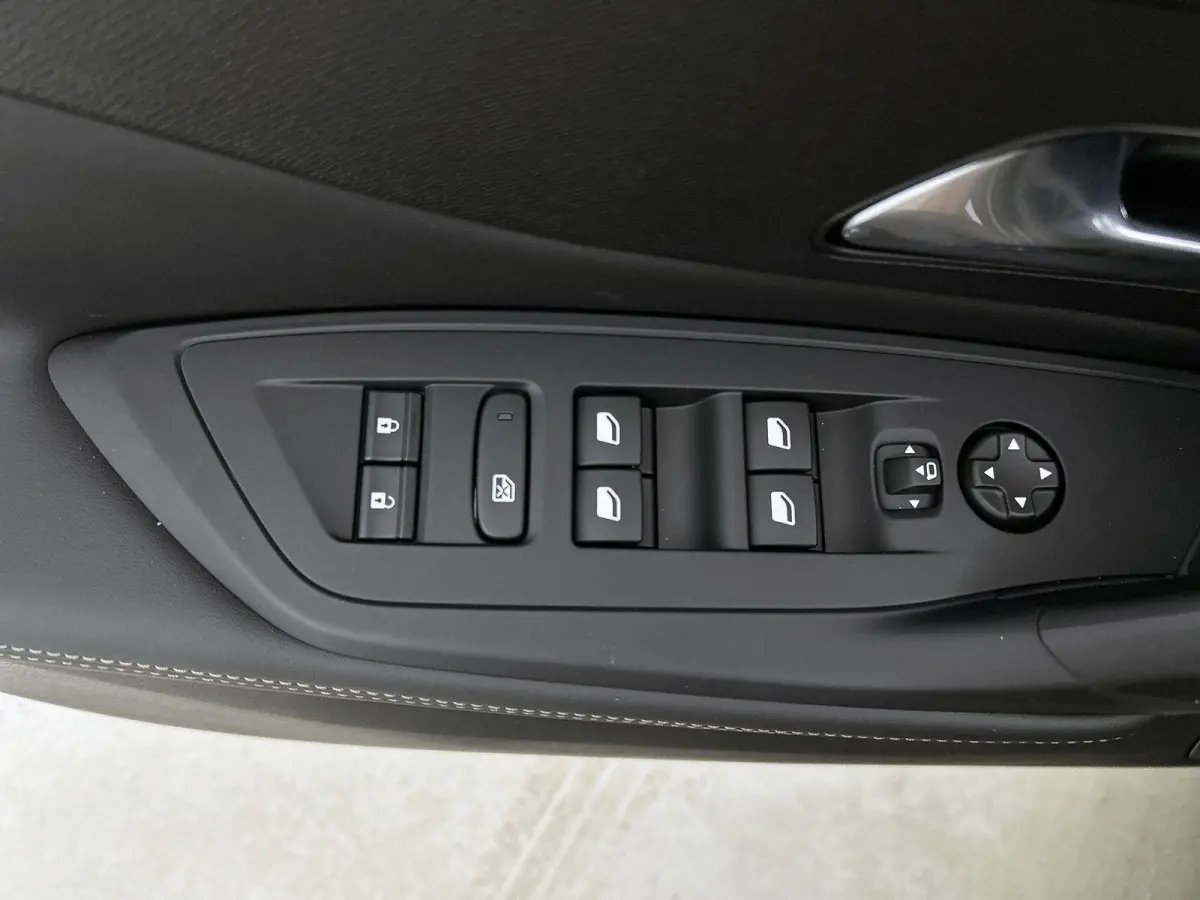 1.6 Plug-in Hybrid 195pk Allure Automaat | 360 Vision & Drive Pack | Connected Navigation Pack | Adaptieve Cruise Control | 17"LMV |