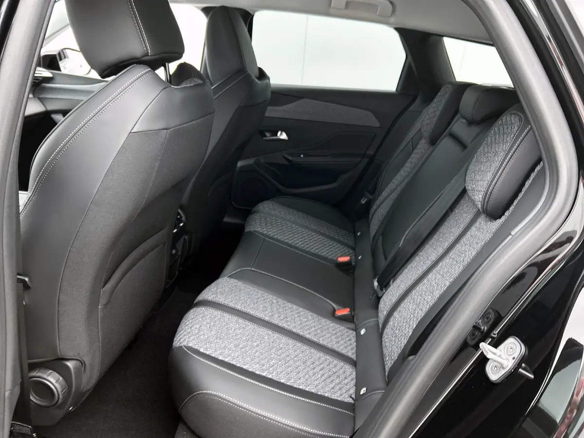 1.6 Plug-in Hybrid 195pk Allure Automaat | 360 Vision & Drive Pack | Connected Navigation Pack | Adaptieve Cruise Control | 17"LMV |