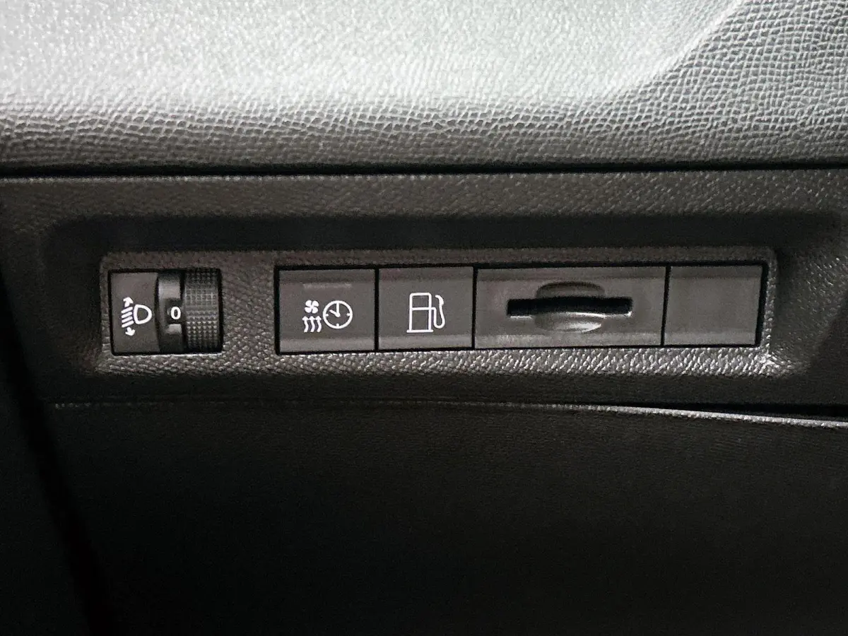1.6 Plug-in Hybrid 195pk Allure Automaat | 360 Vision & Drive Pack | Connected Navigation Pack | Adaptieve Cruise Control | 17"LMV |