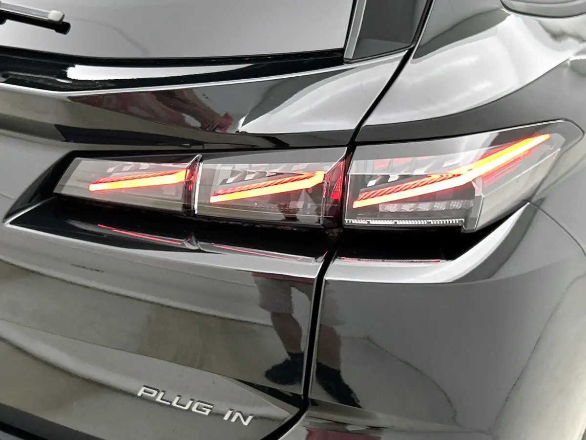 1.6 Plug-in Hybrid 195pk Allure Automaat | 360 Vision & Drive Pack | Connected Navigation Pack | Adaptieve Cruise Control | 17"LMV |