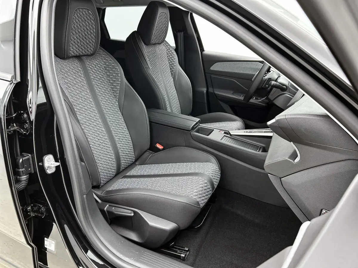 1.6 Plug-in Hybrid 195pk Allure Automaat | 360 Vision & Drive Pack | Connected Navigation Pack | Adaptieve Cruise Control | 17"LMV |