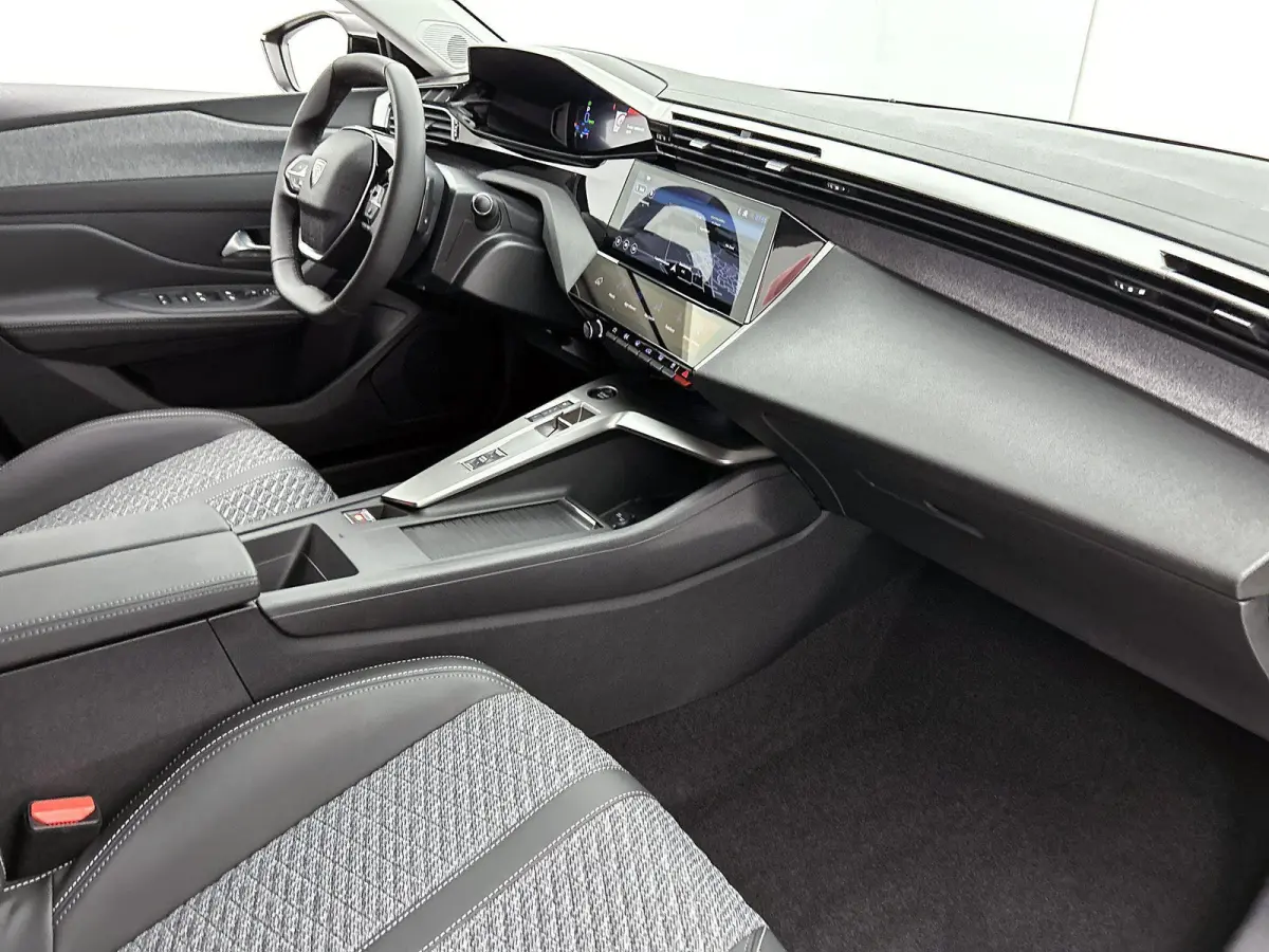 1.6 Plug-in Hybrid 195pk Allure Automaat | 360 Vision & Drive Pack | Connected Navigation Pack | Adaptieve Cruise Control | 17"LMV |