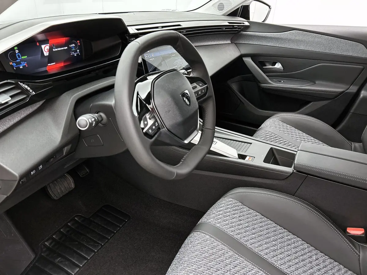 1.6 Plug-in Hybrid 195pk Allure Automaat | 360 Vision & Drive Pack | Connected Navigation Pack | Adaptieve Cruise Control | 17"LMV |