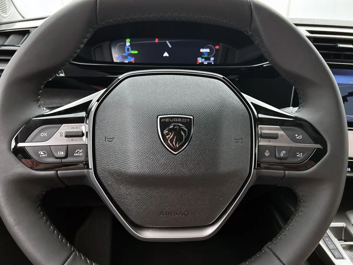 1.6 Plug-in Hybrid 195pk Allure Automaat | 360 Vision & Drive Pack | Connected Navigation Pack | Adaptieve Cruise Control | 17"LMV |