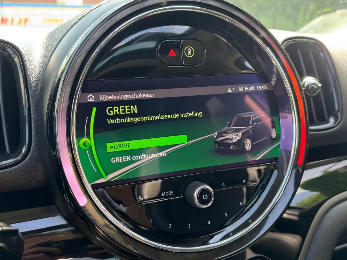 220PK HYBRID COOPER ALL4 CHILI SPORT LEDER/NAVI/CARPLAY/PANORAMADAK