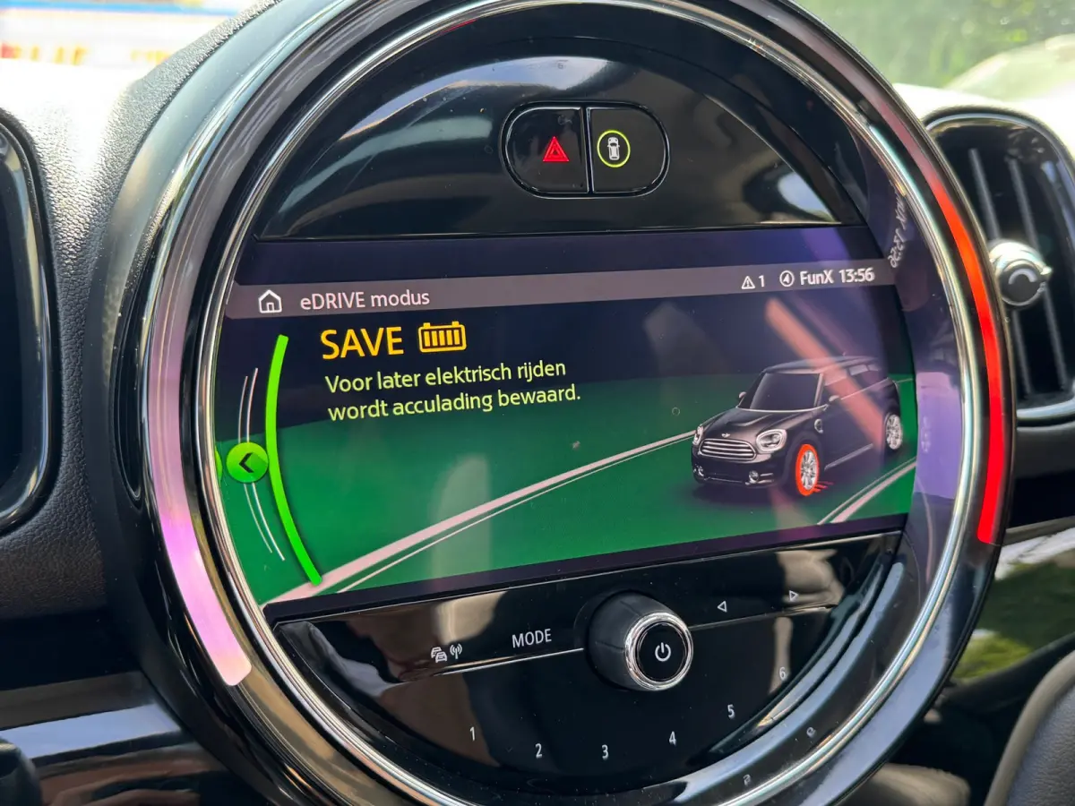 220PK HYBRID COOPER ALL4 CHILI SPORT LEDER/NAVI/CARPLAY/PANORAMADAK