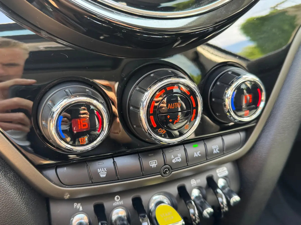 220PK HYBRID COOPER ALL4 CHILI SPORT LEDER/NAVI/CARPLAY/PANORAMADAK