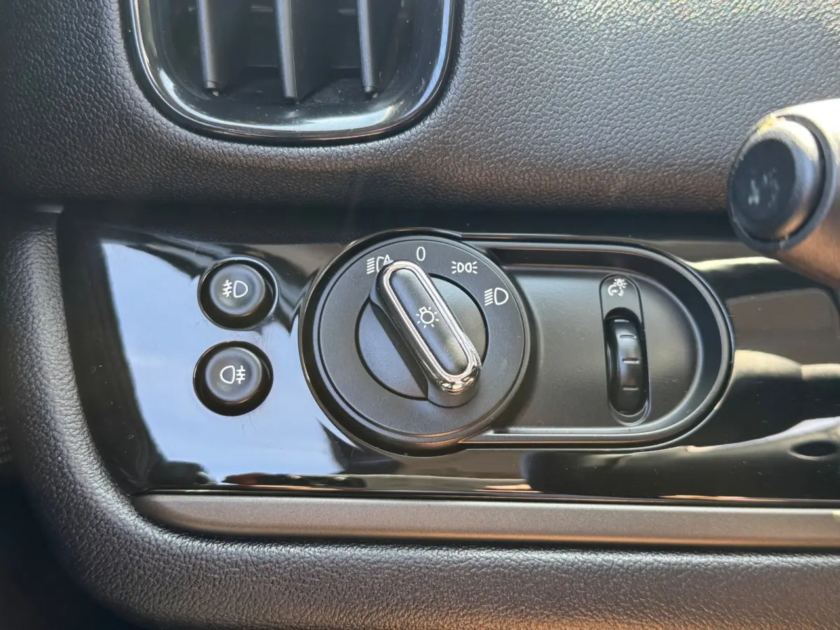 220PK HYBRID COOPER ALL4 CHILI SPORT LEDER/NAVI/CARPLAY/PANORAMADAK