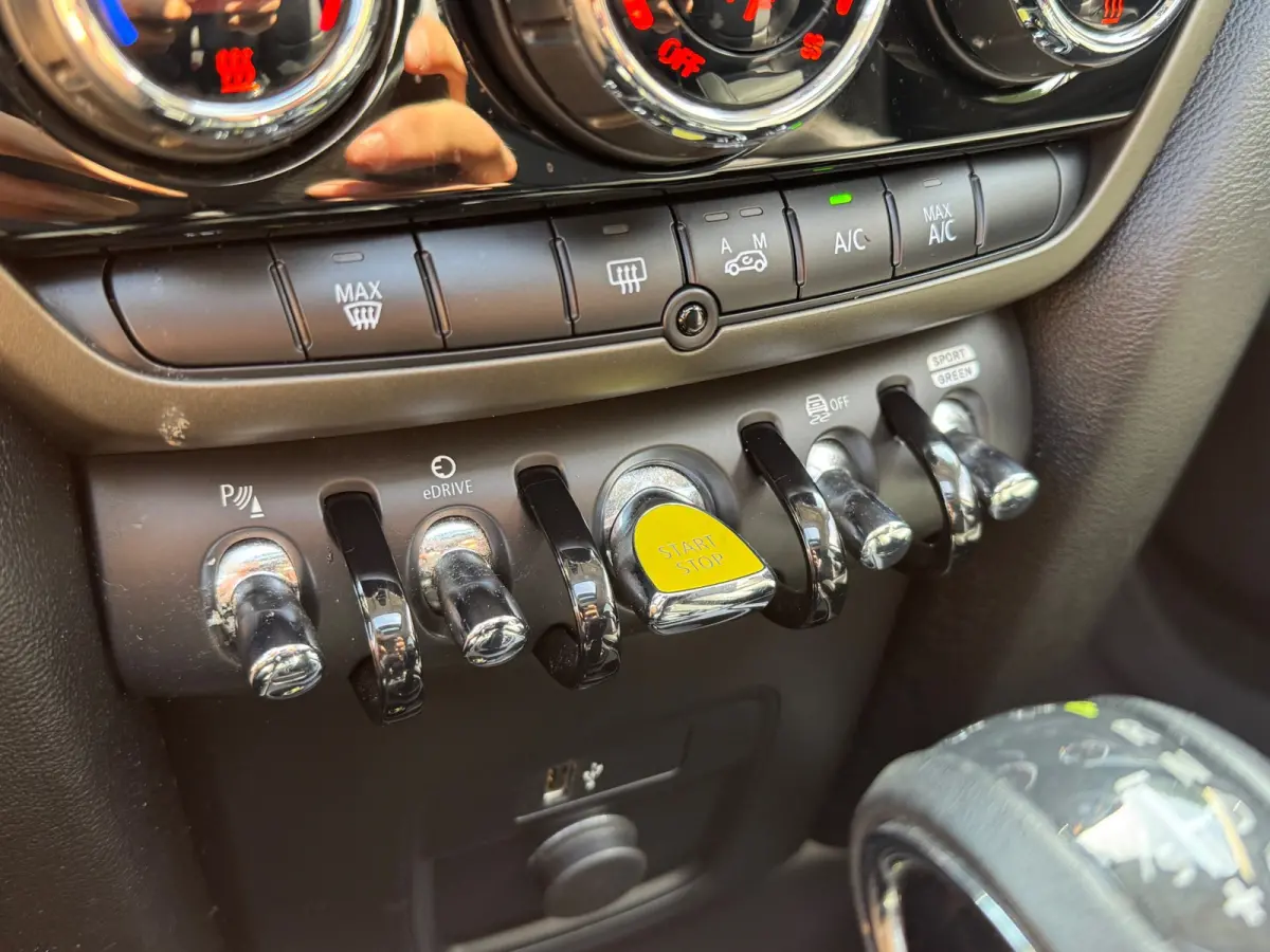 220PK HYBRID COOPER ALL4 CHILI SPORT LEDER/NAVI/CARPLAY/PANORAMADAK