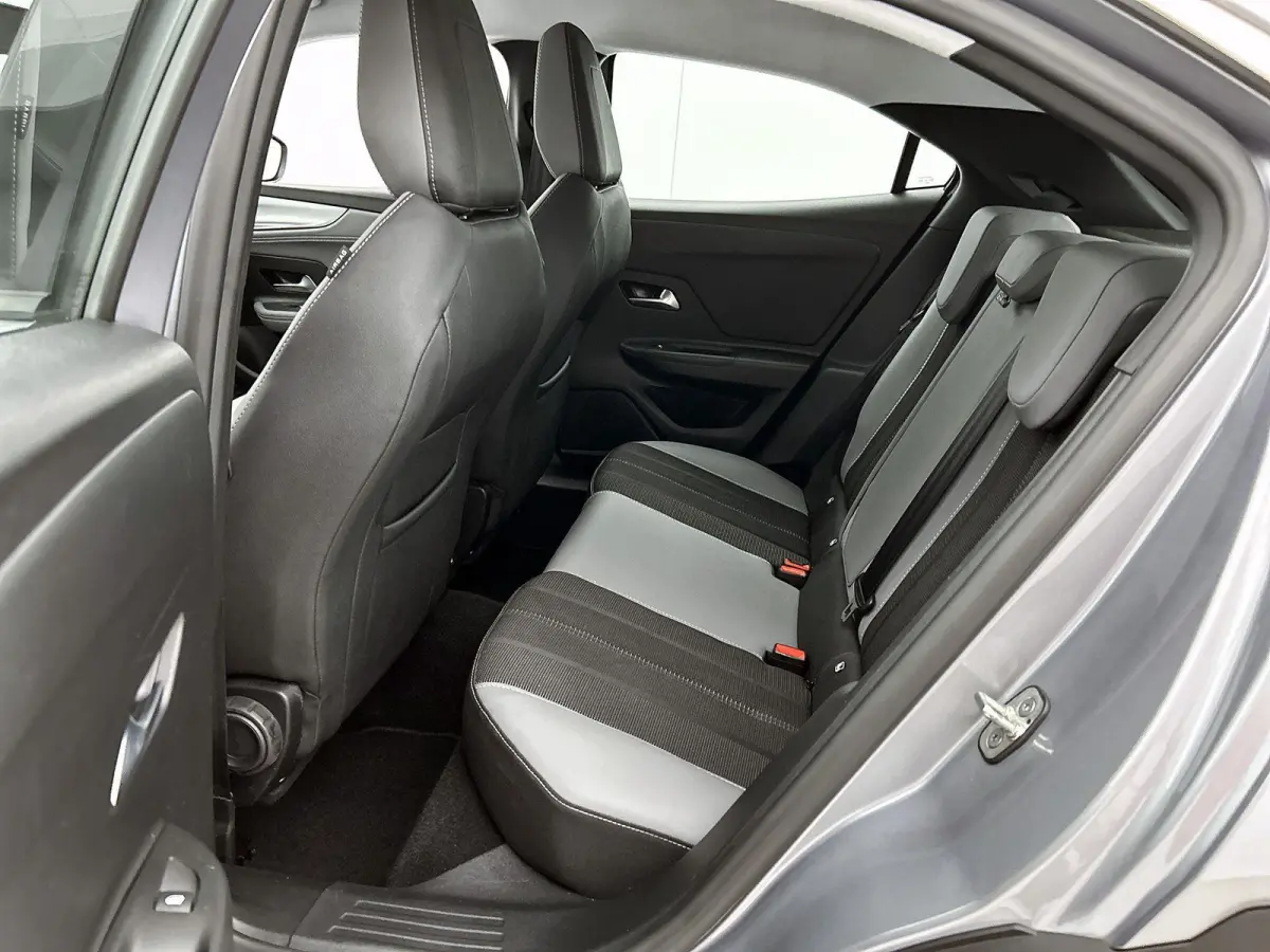 1.2 100pk GS | Trekhaak | Navigatie | Climate Control | Adaptieve Cruise Control | Achteruitrijcamera | parkeersensoren Voor + Achter | Lederen Bekleding | Voorstoelen Verwarmd met Massagefu