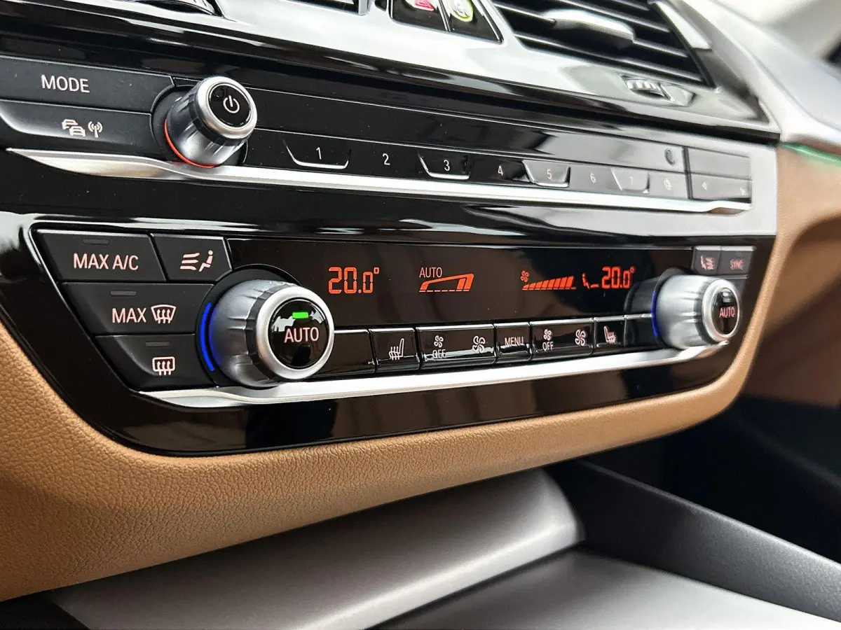 Berline 530e xDrive | Automaat | Achteruitrijcamera | Parkeersensoren | Lederen Bekleding | Climate Control |